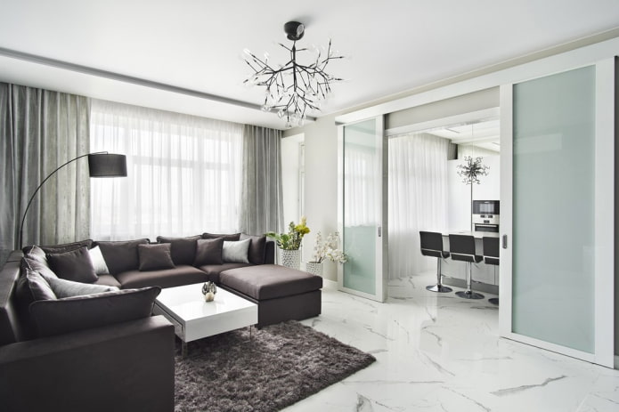 glazen schuifdeuren in het interieur