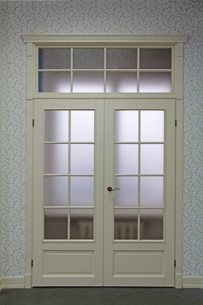 deuren met tralieglas in het interieur