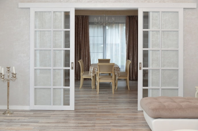 glazen schuifdeuren in het interieur