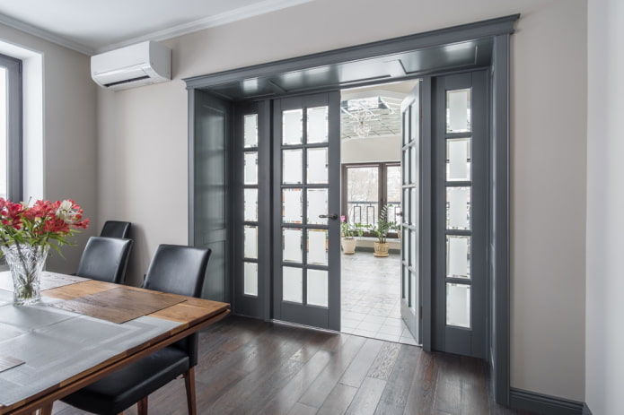 grijze deuren met glasinzetstukken in het interieur