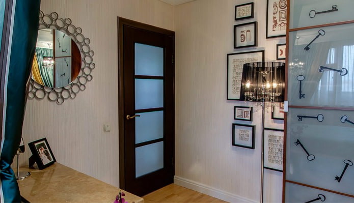 combinatie van licht behang met een donkerbruine deur met glazen inzetstukken