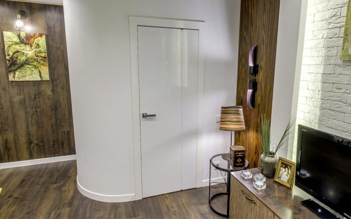 witte binnendeur in het interieur