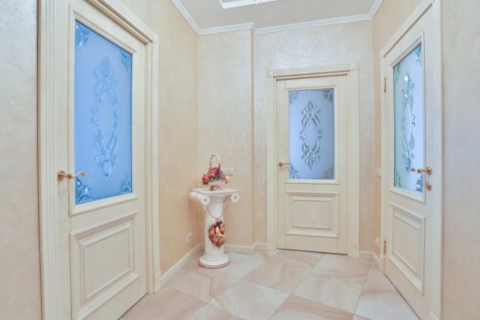 houten binnendeur met glasinzetstukken in het interieur van de gang