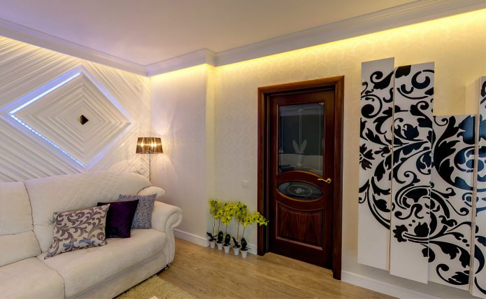 houten binnendeur in het interieur van een woonkamer