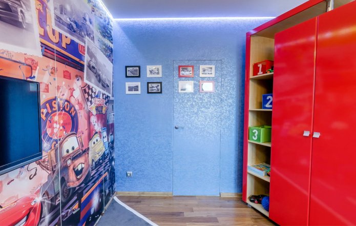 behang op de muur en deuren