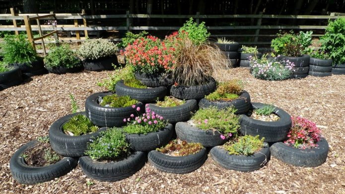 zwarte banden in de tuin