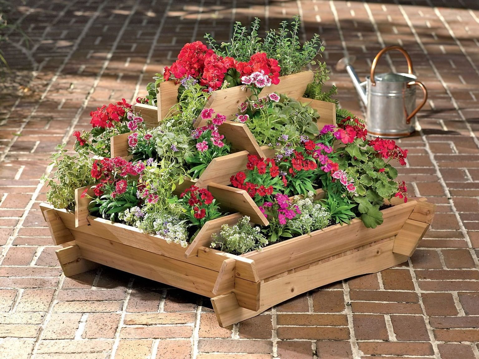 Hoe ontwerp ik een meerlaags bloemperk bij een zomerhuisje?
