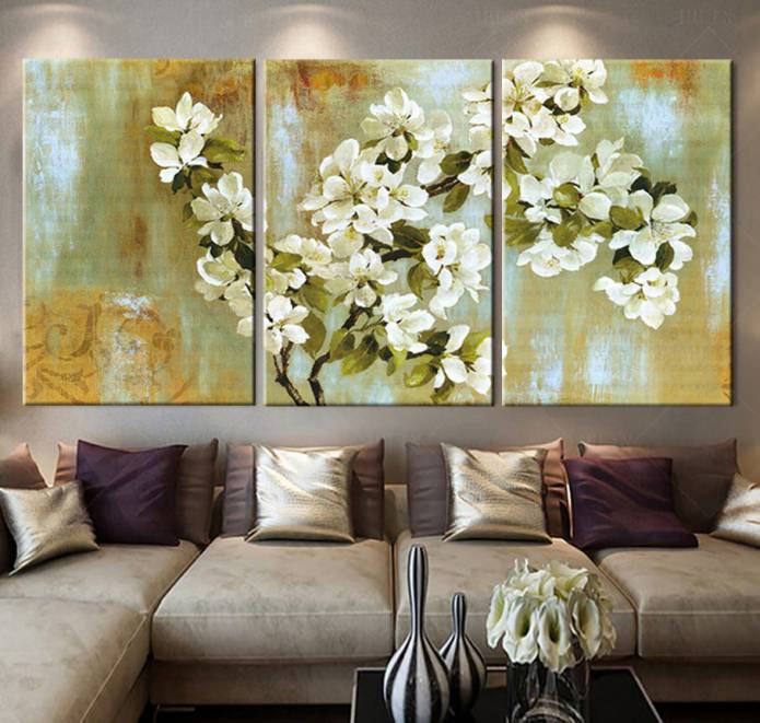 Modulair schilderij met bloemen in het interieur van de woonkamer