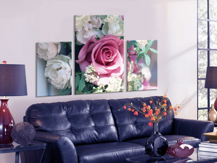 Modulair schilderij met rozen in het interieur van de woonkamer