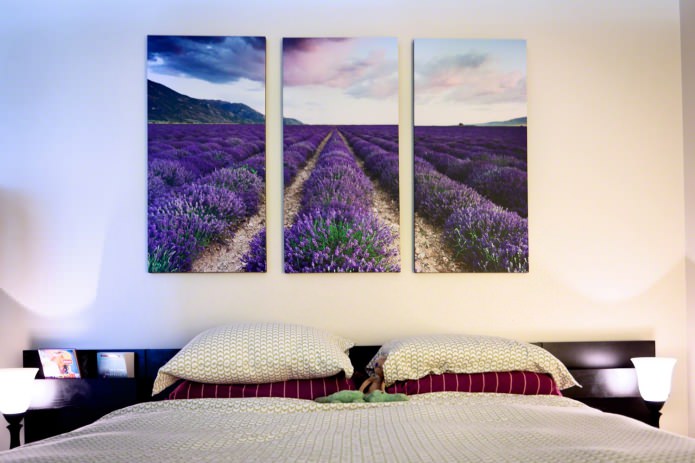 modulaire schilderij met bloemen in slaapkamerontwerp