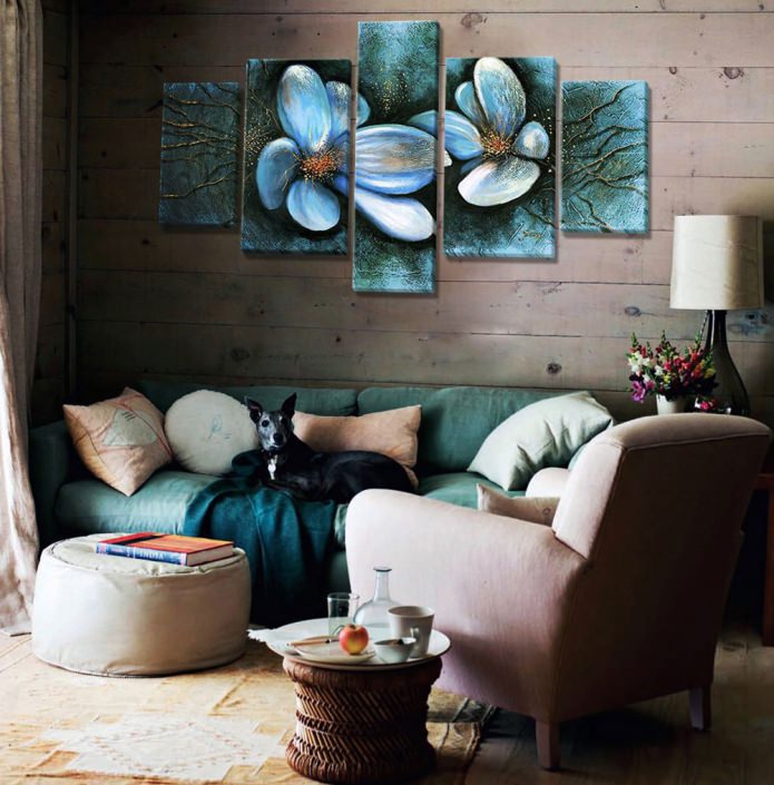Modulair schilderij met bloemen in het interieur van de woonkamer