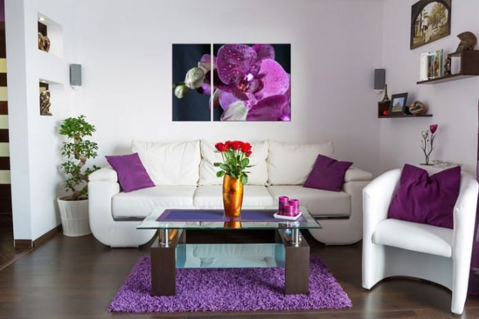 Modern modulair schilderij in het interieur van de woonkamer