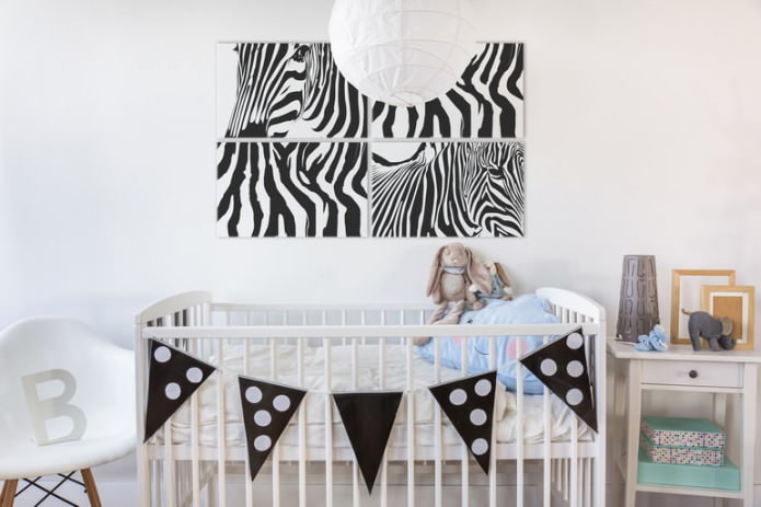 Modulair schilderij in het interieur van een kinderkamer voor een pasgeborene