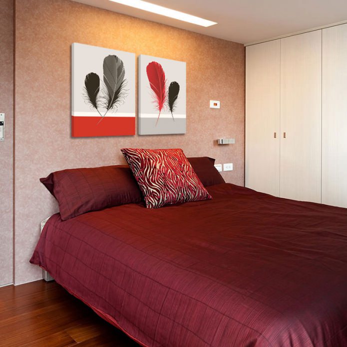 Modern modulair schilderij in het interieur van de slaapkamer