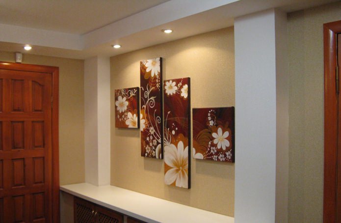 Modulair schilderij in het interieur van de gang