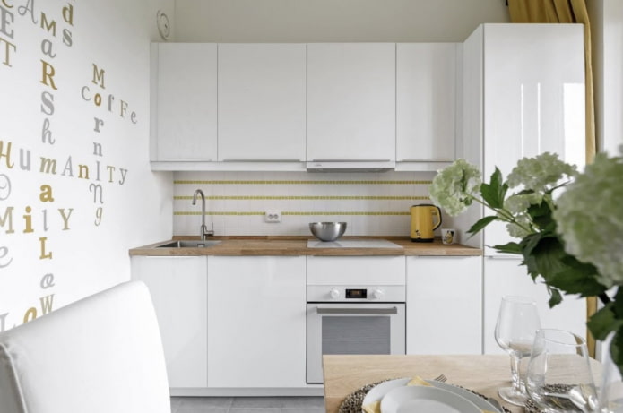 rechte keuken met een hoge kast