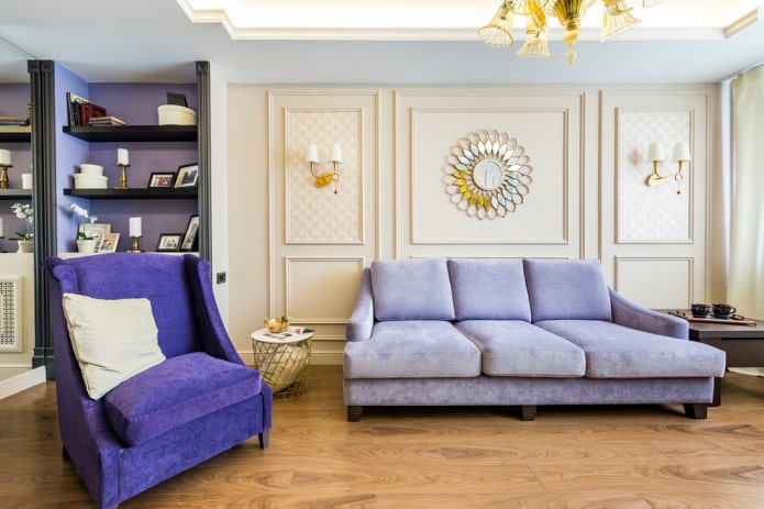 Wandlijsten in het interieur van de woonkamer