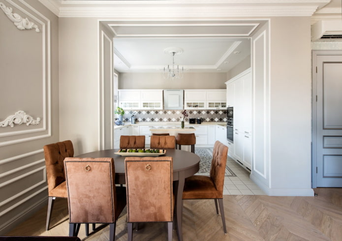 muurlijsten in het keukeninterieur