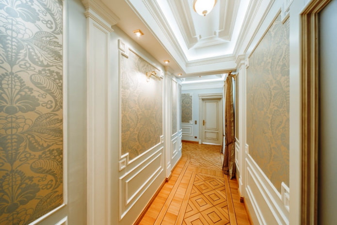 wandlijsten in het interieur van de gang