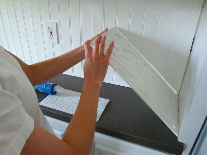 PVC-panelen bevestigen met lijm