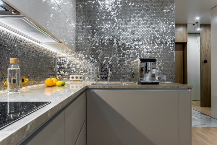 metalen moza?ektegels in de keuken