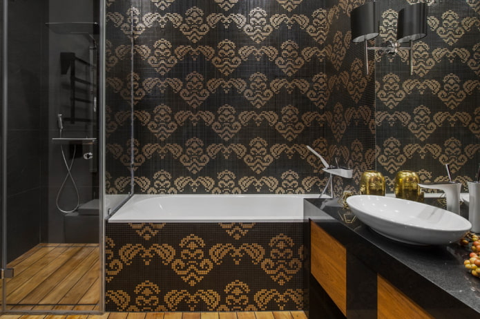 moza?ek op de muur in het badkamerinterieur