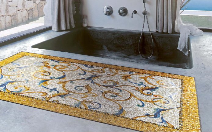 moza?ek op de vloer in het badkamerinterieur