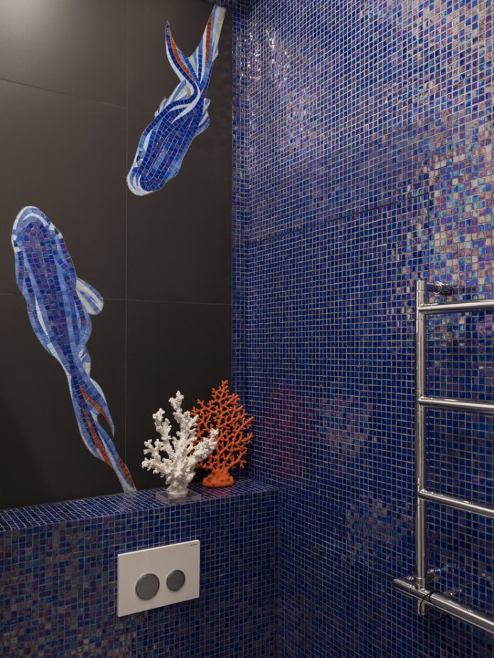 blauwe moza?ektegels in de badkamer
