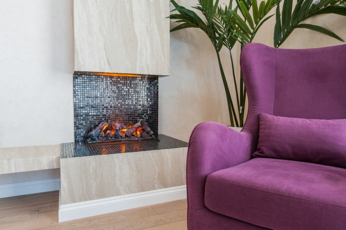 moza?ek op de open haard in het interieur van de woonkamer