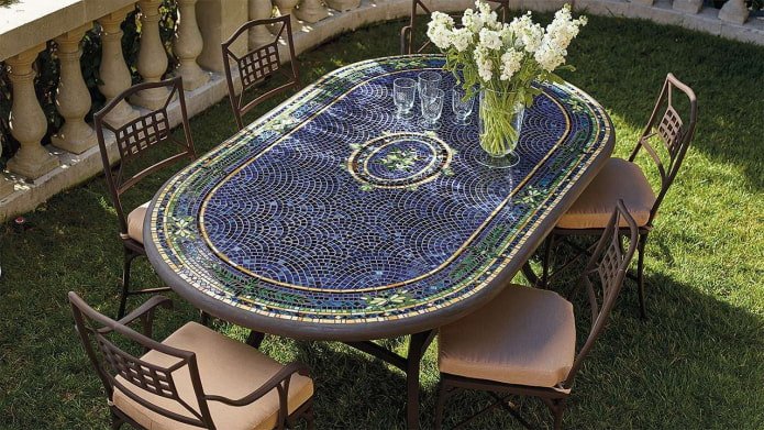 tuintafel met moza?ek aan de buitenkant
