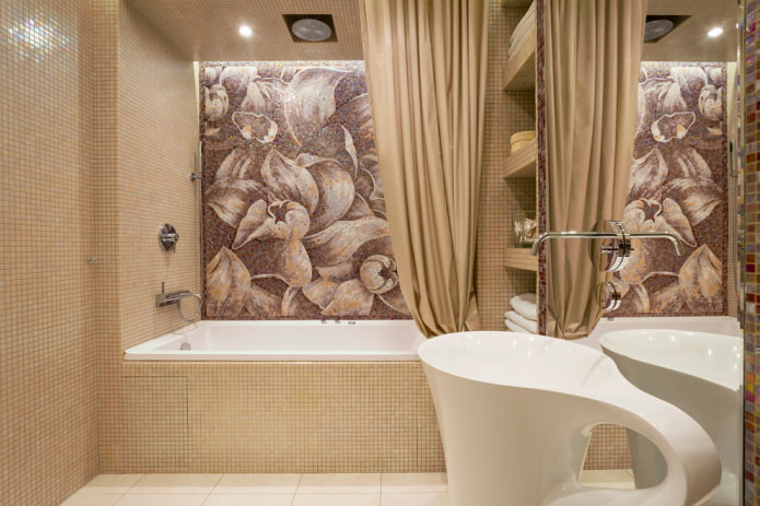 beige moza?ek in het badkamerinterieur