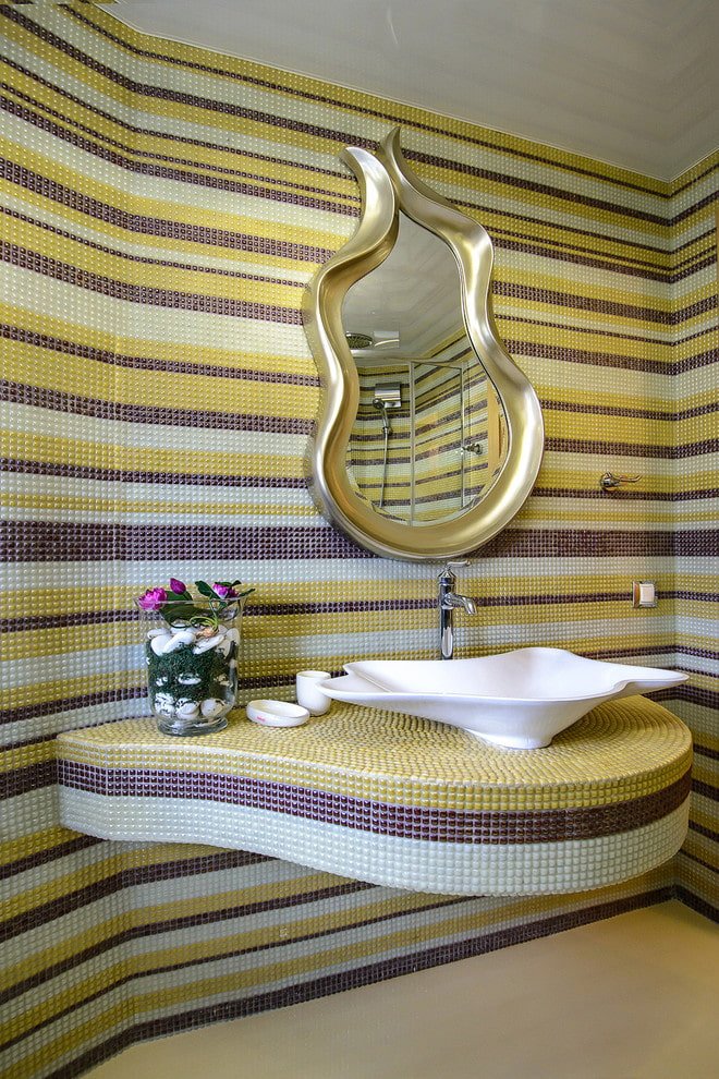 moza?ek op het aanrechtblad in het interieur van de badkamer