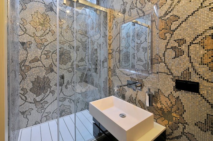 beige moza?ek in het badkamerinterieur