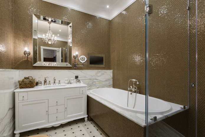 bruine moza?ek in het badkamerinterieur