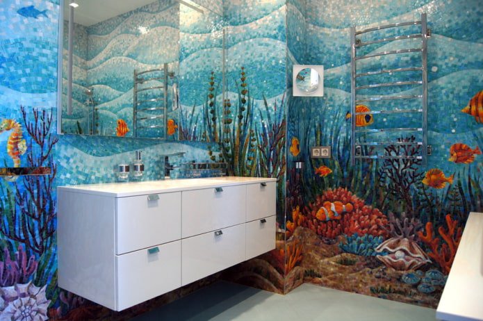 moza?ek met patroon in het badkamerinterieur
