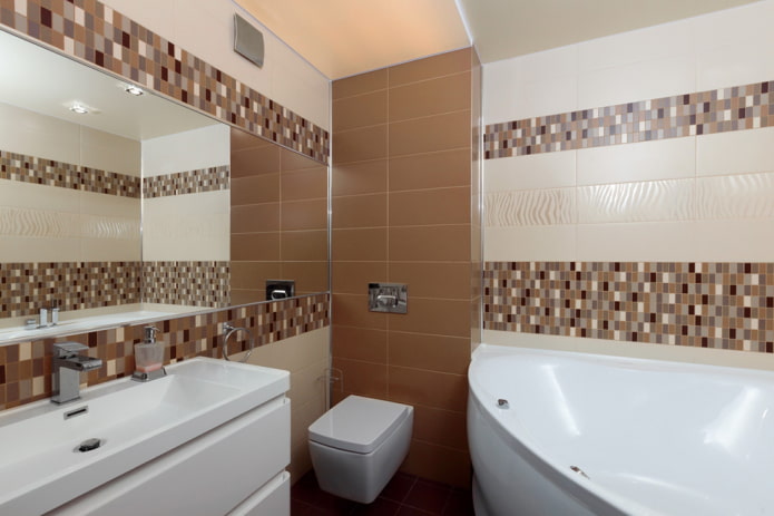 rechthoekige moza?ek in het interieur van de badkamer
