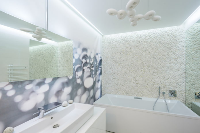 kiezels aan de muur in het interieur van de badkamer