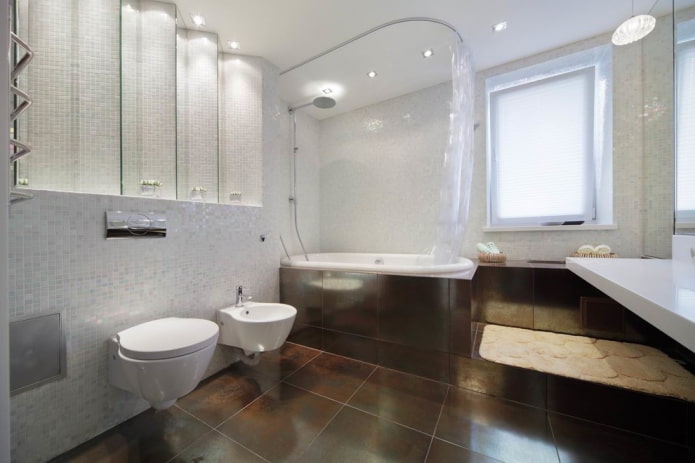 wit moza?ek in het badkamerinterieur