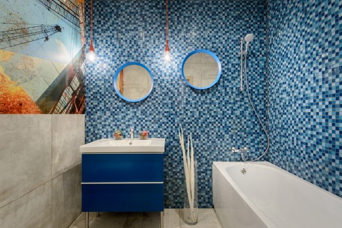 blauwe moza?ek in het interieur van de badkamer