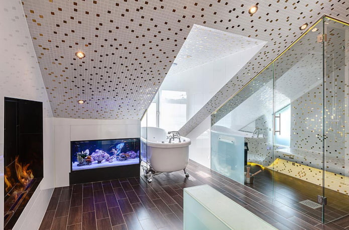 moza?ek op het plafond in het badkamerinterieur