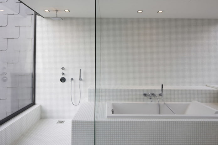 witte moza?ek in het interieur van de badkamer