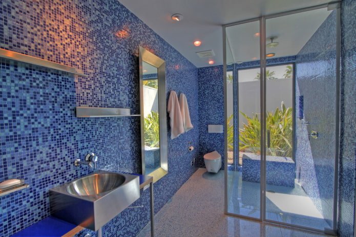 blauwe moza?ek in het interieur van de badkamer