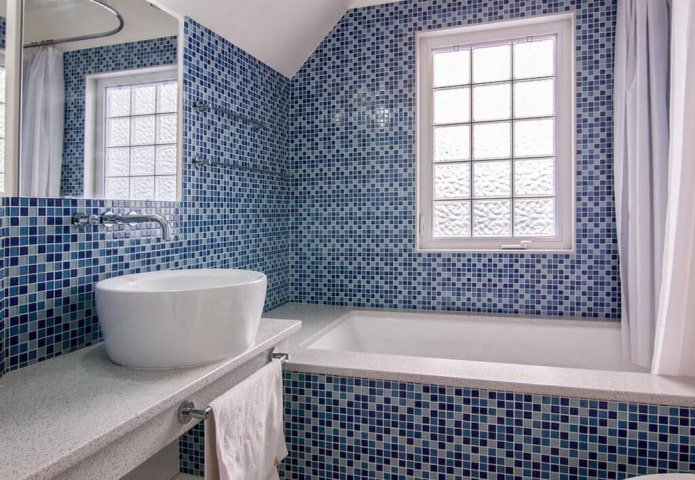 blauwe moza?ek in het interieur van de badkamer