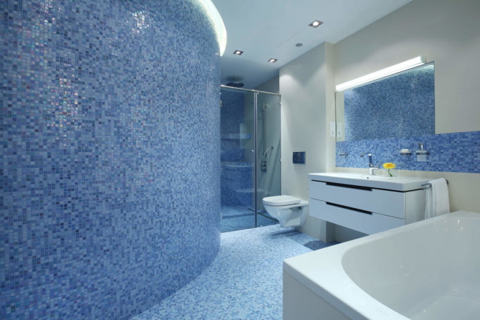 blauw moza?ek in het badkamerinterieur