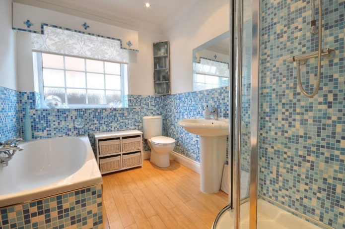 blauwe moza?ek in het interieur van de badkamer