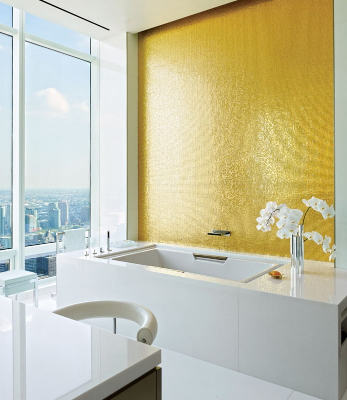 gouden moza?ek in het badkamerinterieur