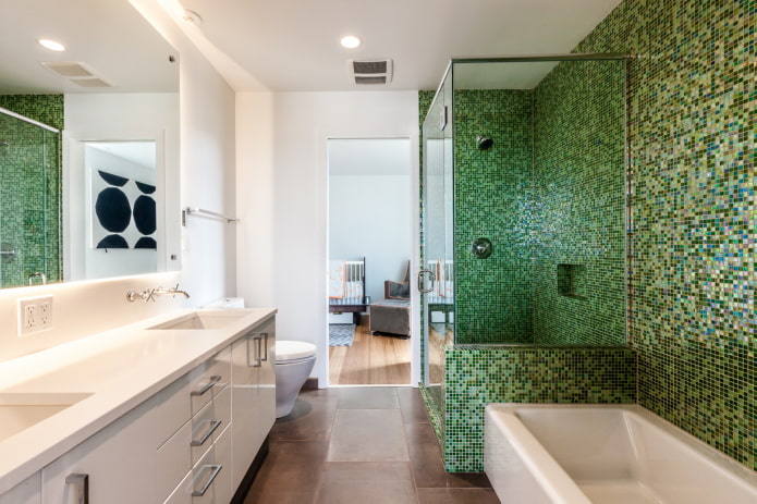 groene moza?ek in het badkamerinterieur