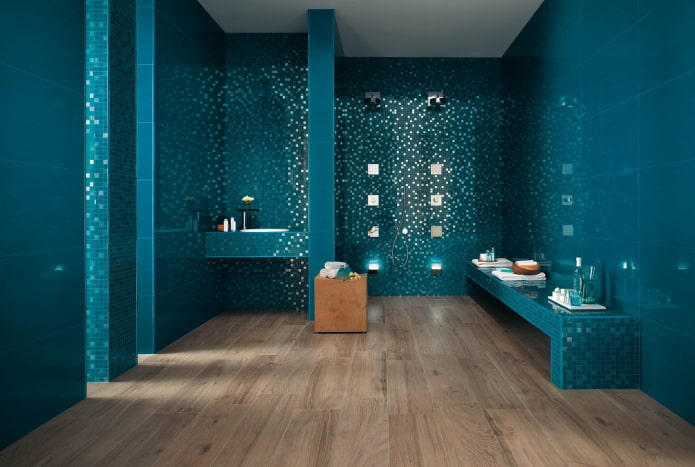 turquoise moza?ek in het interieur van de badkamer