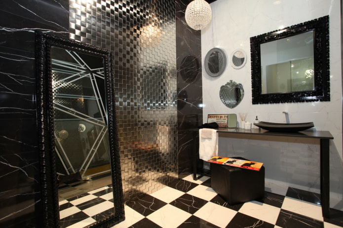 spiegelmoza?ek in het interieur van de badkamer