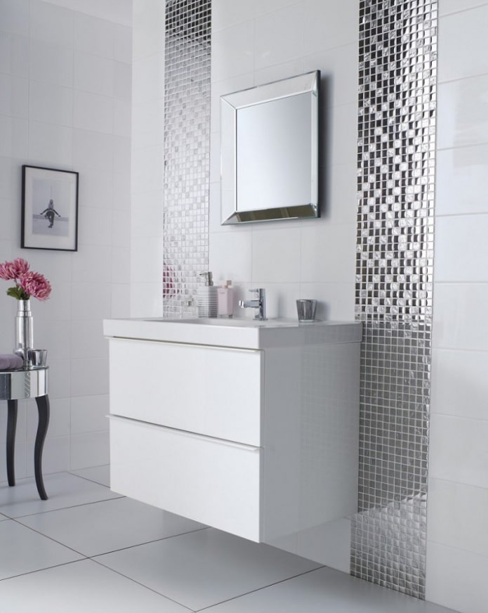 spiegelmoza?ek in het interieur van de badkamer
